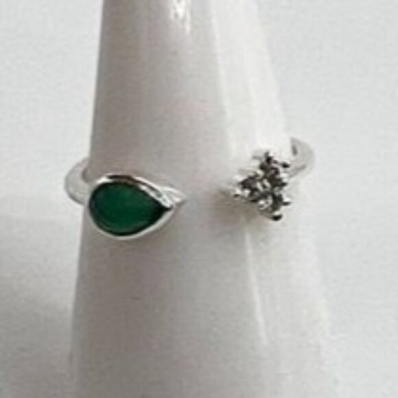 Ring Bomb Party Ring, NWOT, size 7, small green stone on silver color band - Picture 6 of 7